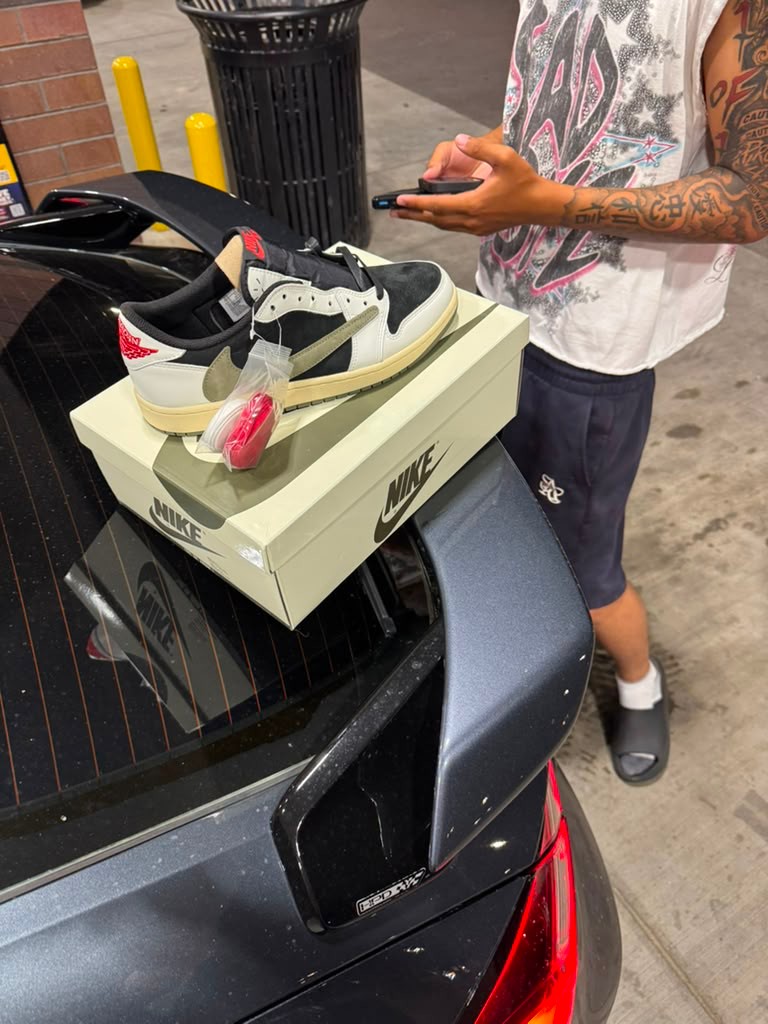 Travis Scott style Air Jordan 1 Low received at night delivery