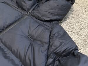 Ate Crop 90Down cropped puffer jacket — collar and zip detail